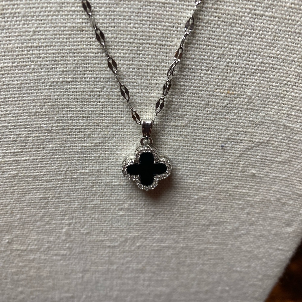 Pretty Bird Silver Necklace with Black Clover Pendant
